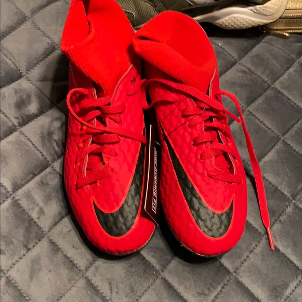 Soccer shoes